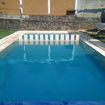 Piscina y área abierta